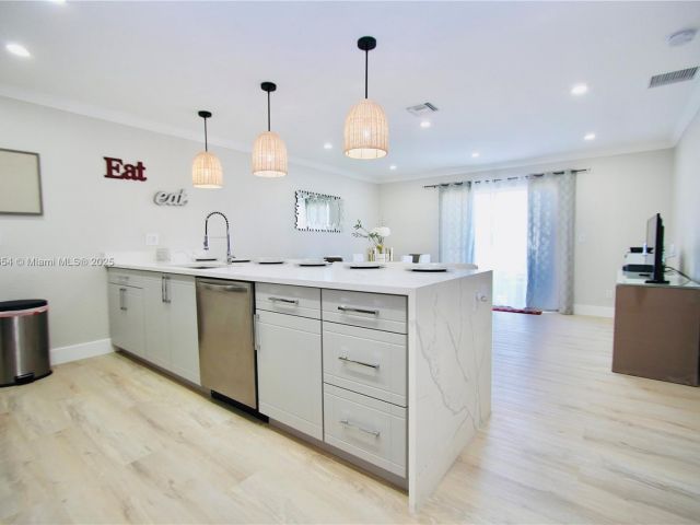 Дом в аренду по адресу 244 NW 6th Ave 244 - фото 5998133