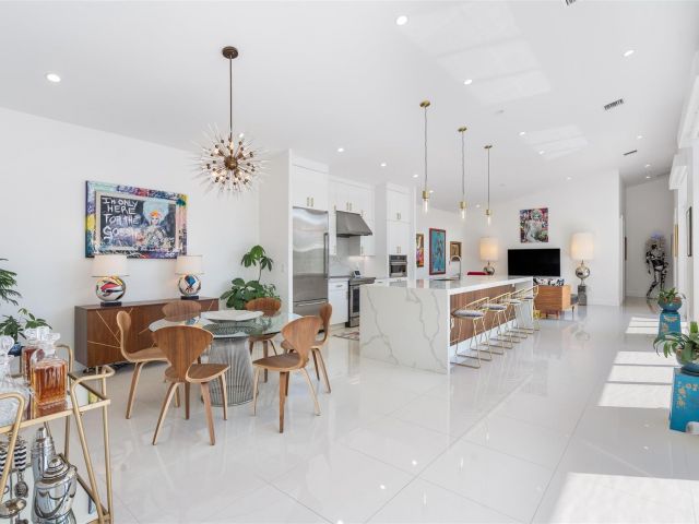 Продажа дома по адресу 619 NE 21st Ct - фото 6074606