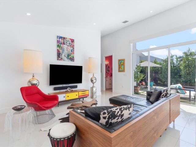 Продажа дома по адресу 619 NE 21st Ct - фото 6074615