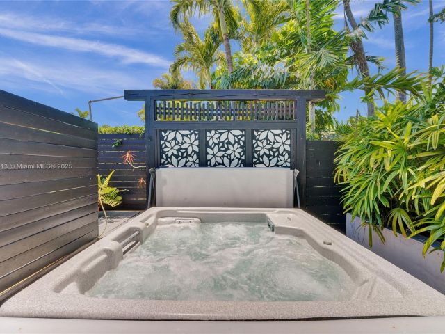 Продажа дома по адресу 2213 NE 17th Ave - фото 6035919