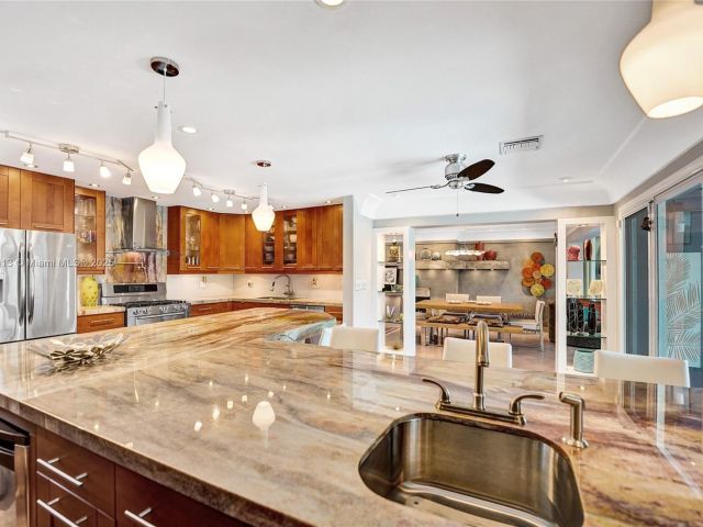 Продажа дома по адресу 2213 NE 17th Ave - фото 6035926