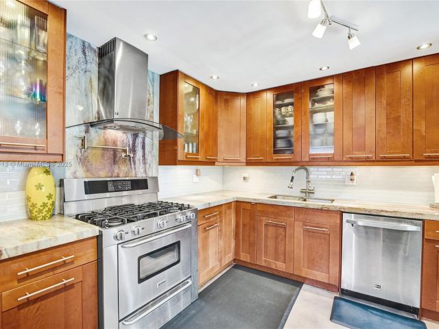 Продажа дома по адресу 2213 NE 17th Ave - фото 6035928