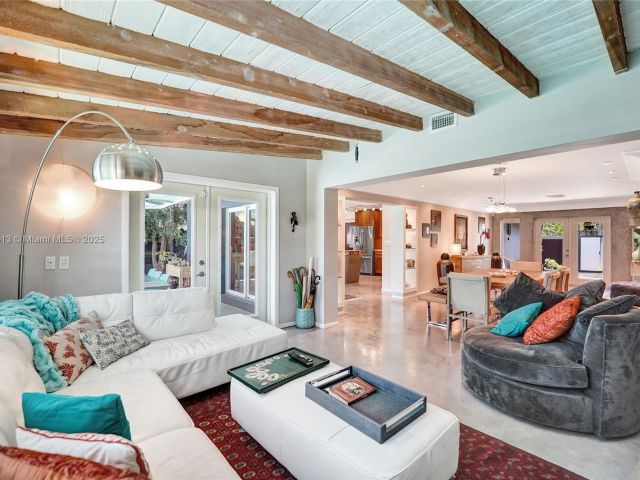 Продажа дома по адресу 2213 NE 17th Ave - фото 6035931