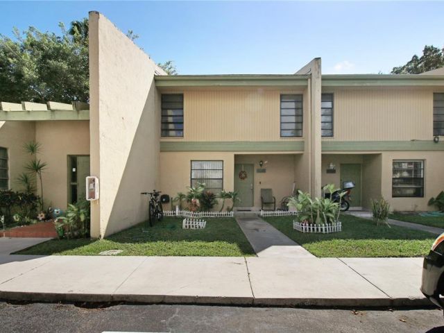 Дом в аренду по адресу 9210 NW 14th St 9210 - фото 6016325