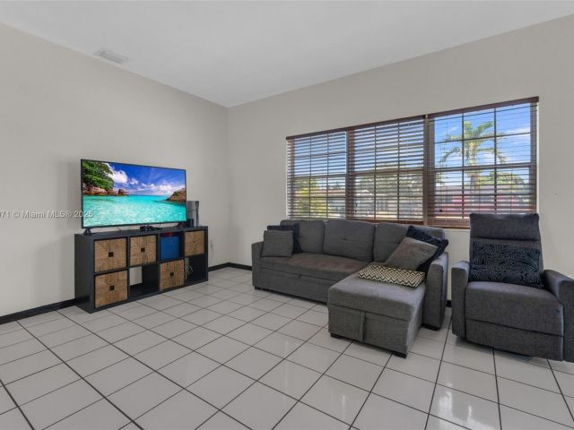 Продажа дома по адресу 1371 NW 198th St - фото 6002159