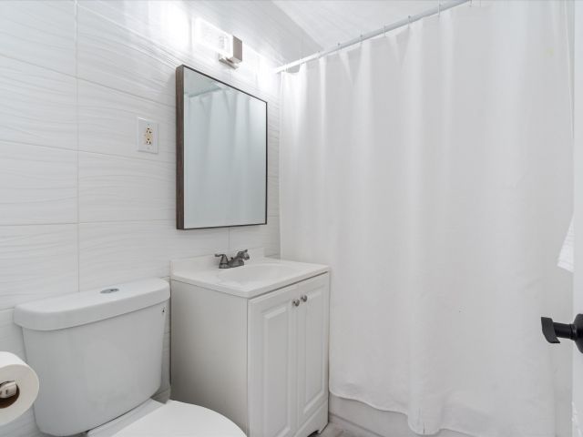 Дом в аренду по адресу 543 NE 3rd Avenue - фото 6013958