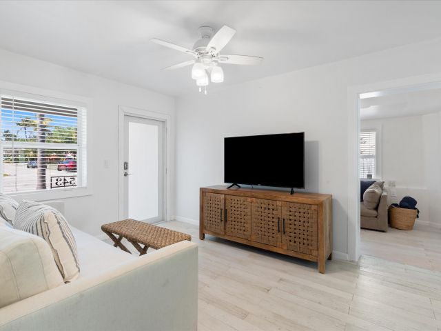 Дом в аренду по адресу 543 NE 3rd Avenue - фото 6013967