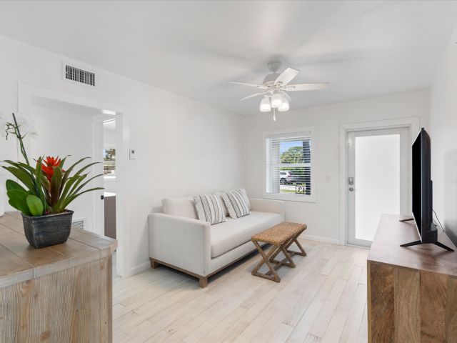 Дом в аренду по адресу 543 NE 3rd Avenue - фото 6013968