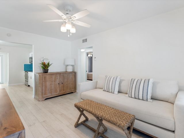 Дом в аренду по адресу 543 NE 3rd Avenue - фото 6013969