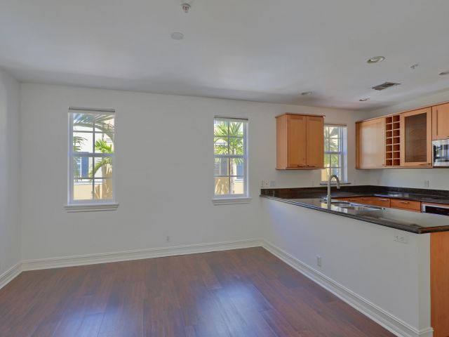 Дом в аренду по адресу 343 Flamingo Drive - фото 6007627