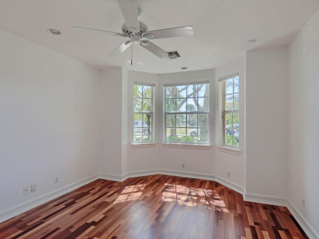 Дом в аренду по адресу 343 Flamingo Drive - фото 6007636