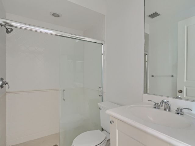 Дом в аренду по адресу 343 Flamingo Drive - фото 6007637