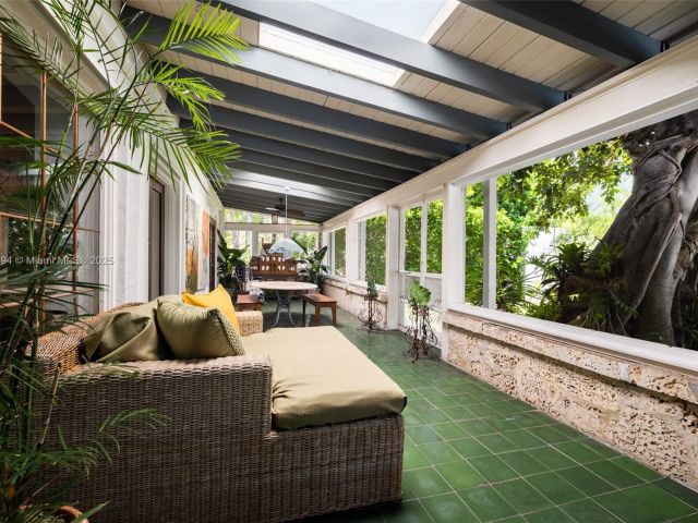 Продажа дома по адресу 5215 Pine Tree Dr - фото 6005333