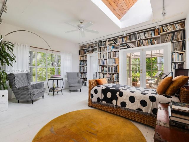 Продажа дома по адресу 5215 Pine Tree Dr - фото 6005334