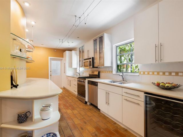 Продажа дома по адресу 5215 Pine Tree Dr - фото 6005335