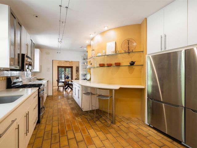 Продажа дома по адресу 5215 Pine Tree Dr - фото 6005336