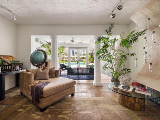 Продажа дома по адресу 5215 Pine Tree Dr - фото 6005338