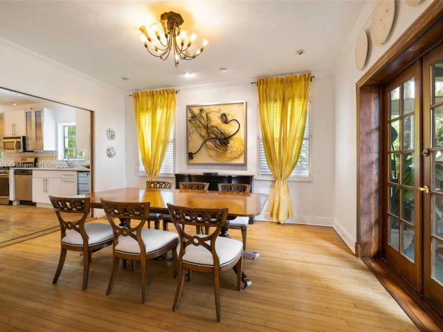 Продажа дома по адресу 5215 Pine Tree Dr - фото 6005339