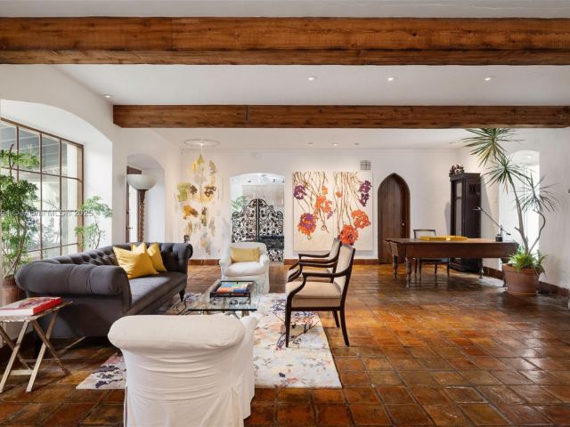 Продажа дома по адресу 5215 Pine Tree Dr - фото 6005340