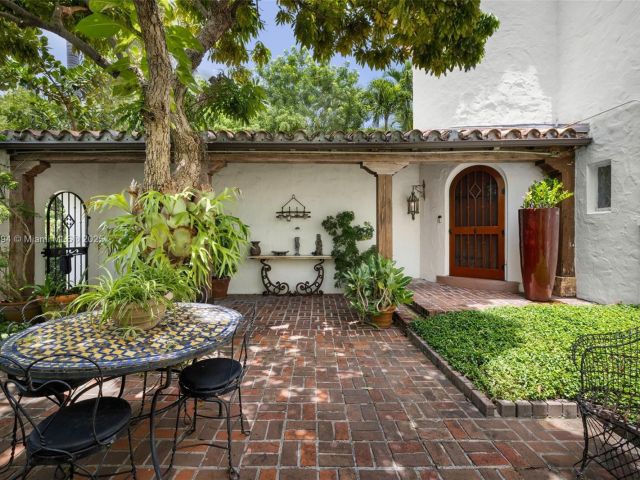 Продажа дома по адресу 5215 Pine Tree Dr - фото 6005343