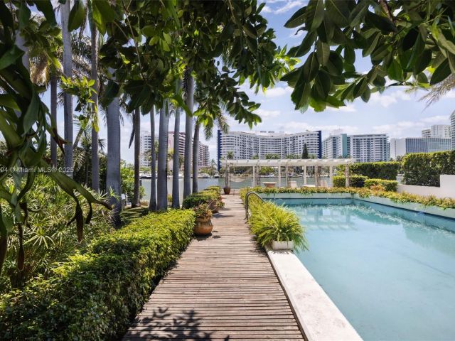 Продажа дома по адресу 5215 Pine Tree Dr - фото 6005345