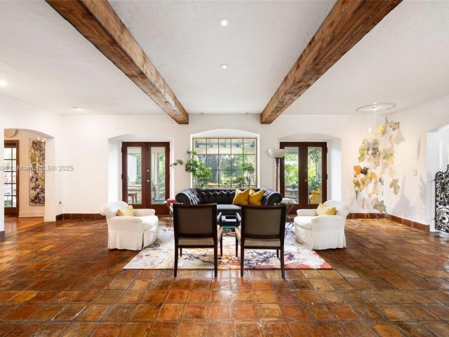 Продажа дома по адресу 5215 Pine Tree Dr - фото 6005346