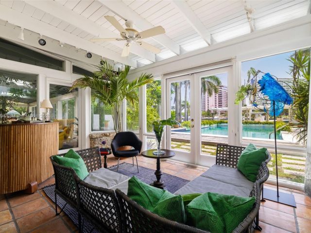 Продажа дома по адресу 5215 Pine Tree Dr - фото 6005348