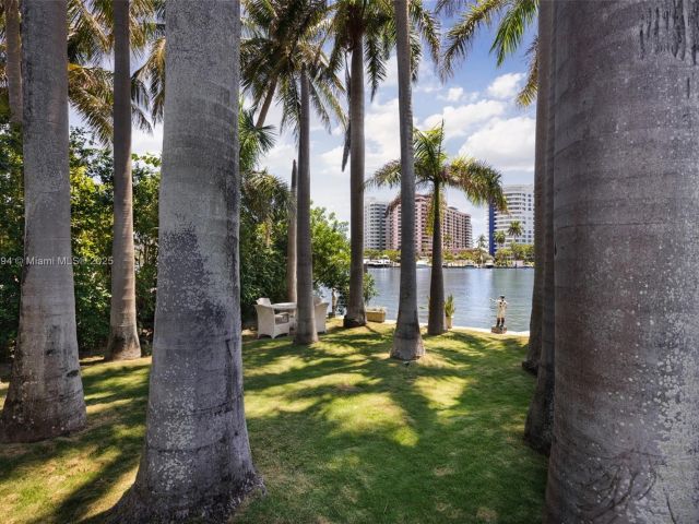 Продажа дома по адресу 5215 Pine Tree Dr - фото 6005349