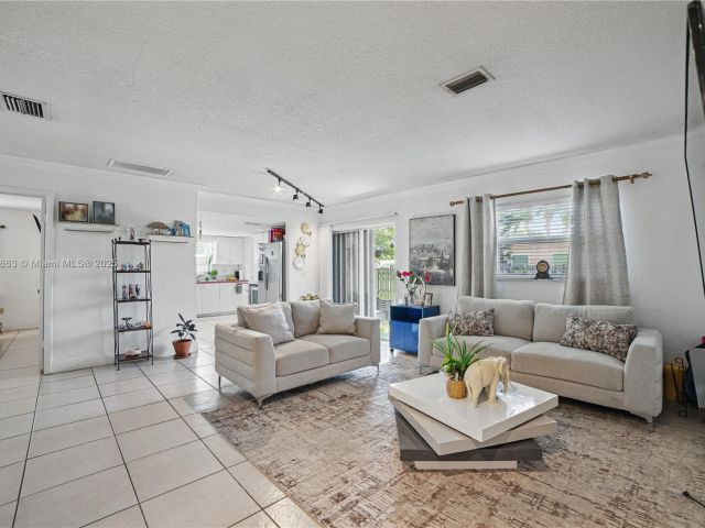 Продажа дома по адресу 6400 Sheridan St - фото 6063295