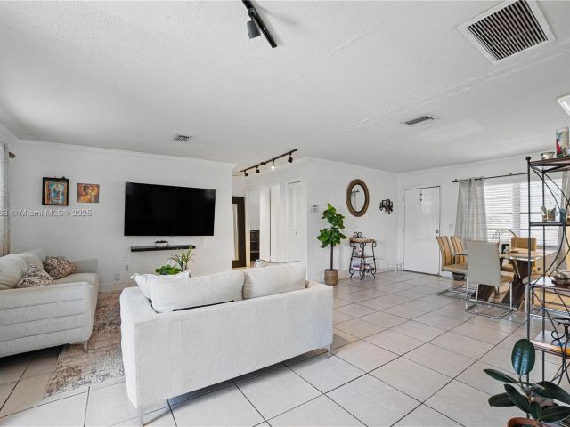 Продажа дома по адресу 6400 Sheridan St - фото 6063296