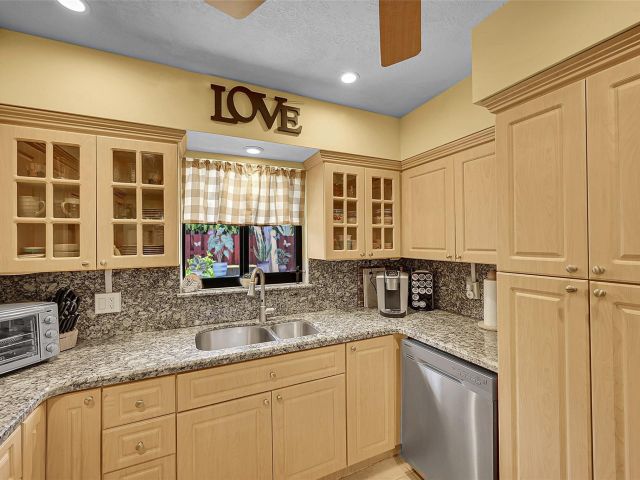 Продажа дома по адресу 420 SE 5th St - фото 6038402