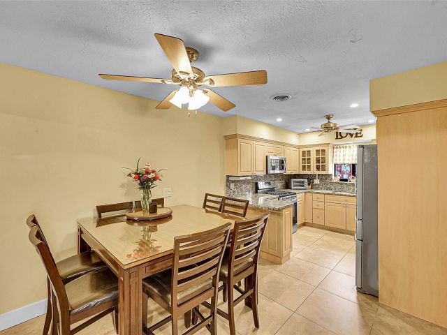 Продажа дома по адресу 420 SE 5th St - фото 6038409