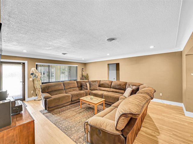 Продажа дома по адресу 420 SE 5th St - фото 6038410