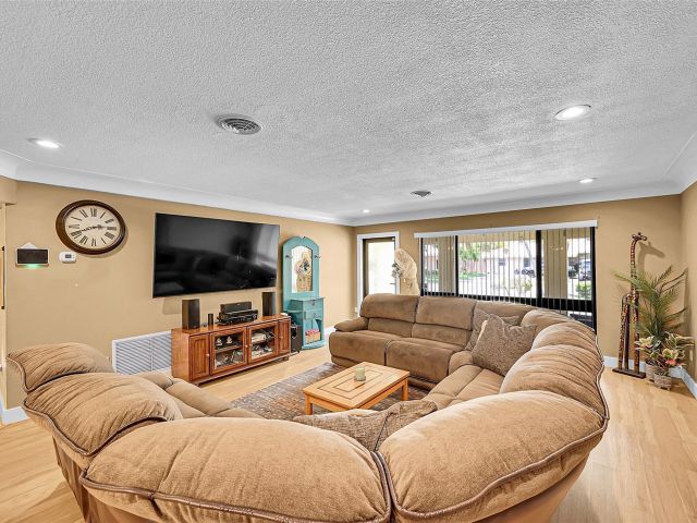 Продажа дома по адресу 420 SE 5th St - фото 6038411