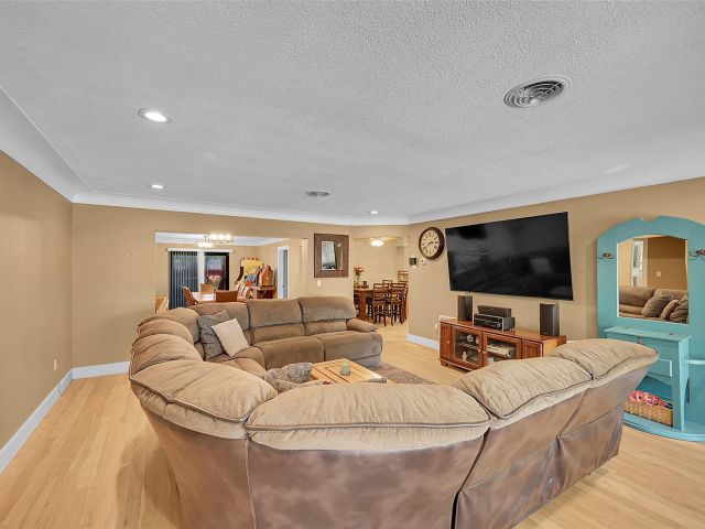 Продажа дома по адресу 420 SE 5th St - фото 6038412