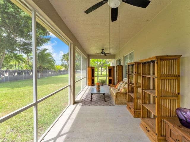 Продажа дома по адресу 2819 Augusta Ln - фото 6025090