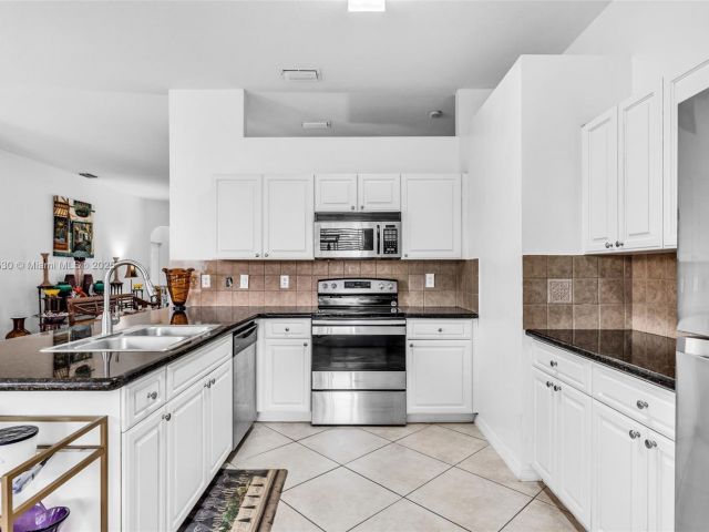 Продажа дома по адресу 2819 Augusta Ln - фото 6025100