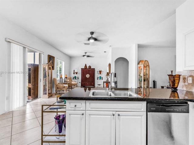 Продажа дома по адресу 2819 Augusta Ln - фото 6025101