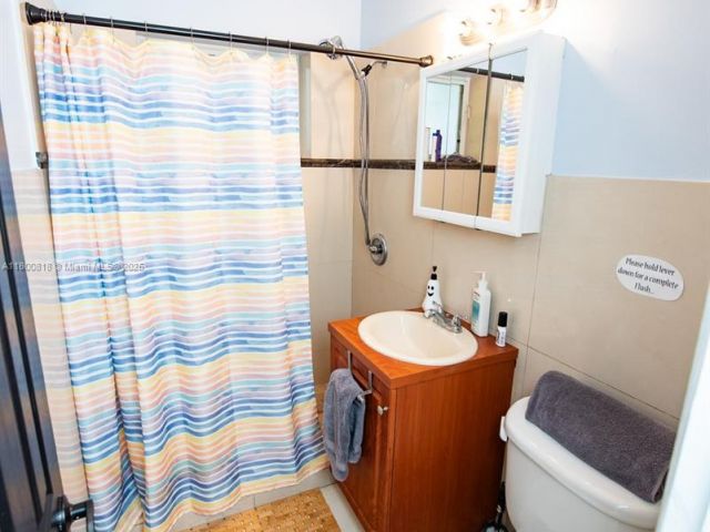 Продажа дома по адресу 16910 NE 8th Ct - фото 6012128