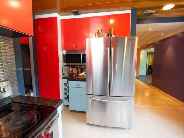 Продажа дома по адресу 16910 NE 8th Ct - фото 6012132