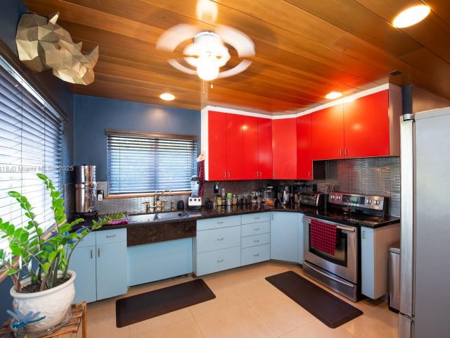 Продажа дома по адресу 16910 NE 8th Ct - фото 6012135