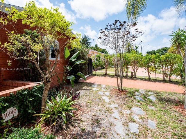 Продажа дома по адресу 16910 NE 8th Ct - фото 6012140