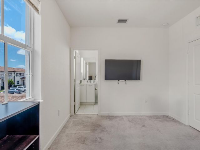 Продажа дома по адресу 12130 NW 23rd Ct - фото 6012714