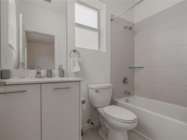 Продажа дома по адресу 12130 NW 23rd Ct - фото 6012715