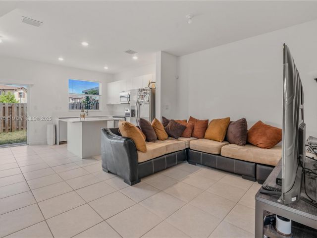 Продажа дома по адресу 12130 NW 23rd Ct - фото 6012720