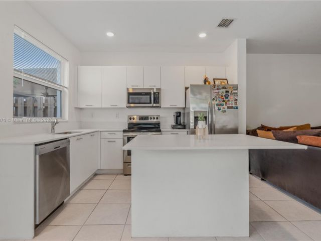 Продажа дома по адресу 12130 NW 23rd Ct - фото 6012722