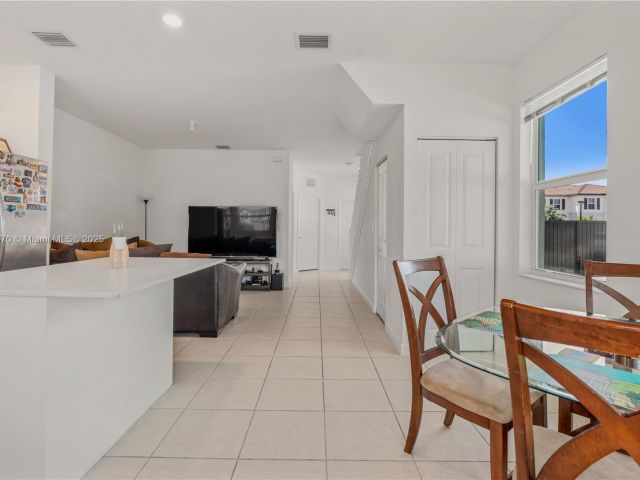 Продажа дома по адресу 12130 NW 23rd Ct - фото 6012724