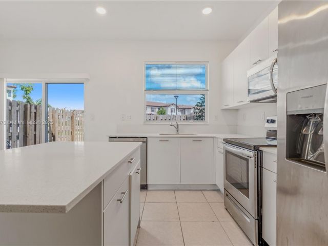 Продажа дома по адресу 12130 NW 23rd Ct - фото 6012725