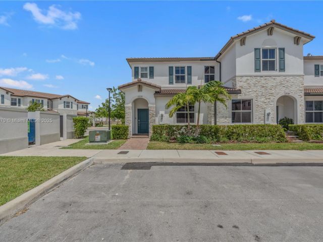 Продажа дома по адресу 12130 NW 23rd Ct - фото 6012732