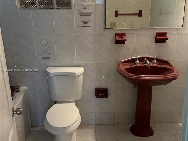 Продажа дома по адресу 18201 NW 5th Ave - фото 6020245